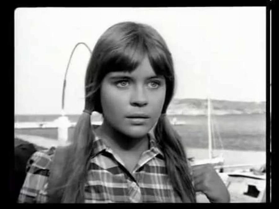 Τότε 19, σήμερα η πιο όμορφη 76χρονη που είδαμε ποτέ, με τα ίδια γαλάζια μάτια: Έτσι είναι σήμερα, η καλλονή από το «Στάσου Μύγδαλα»