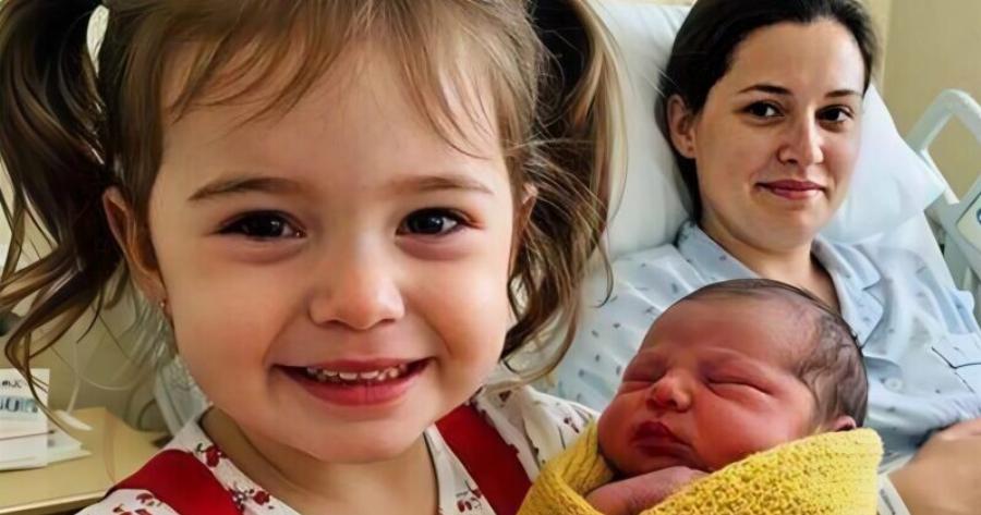 Η κόρη μου ήταν μαγεμένη που κρατούσε τη νεογέννητη μικρή της αδερφή — μέχρι τη στιγμή που είπε μια λέξη που μου πάγωσε το αίμα