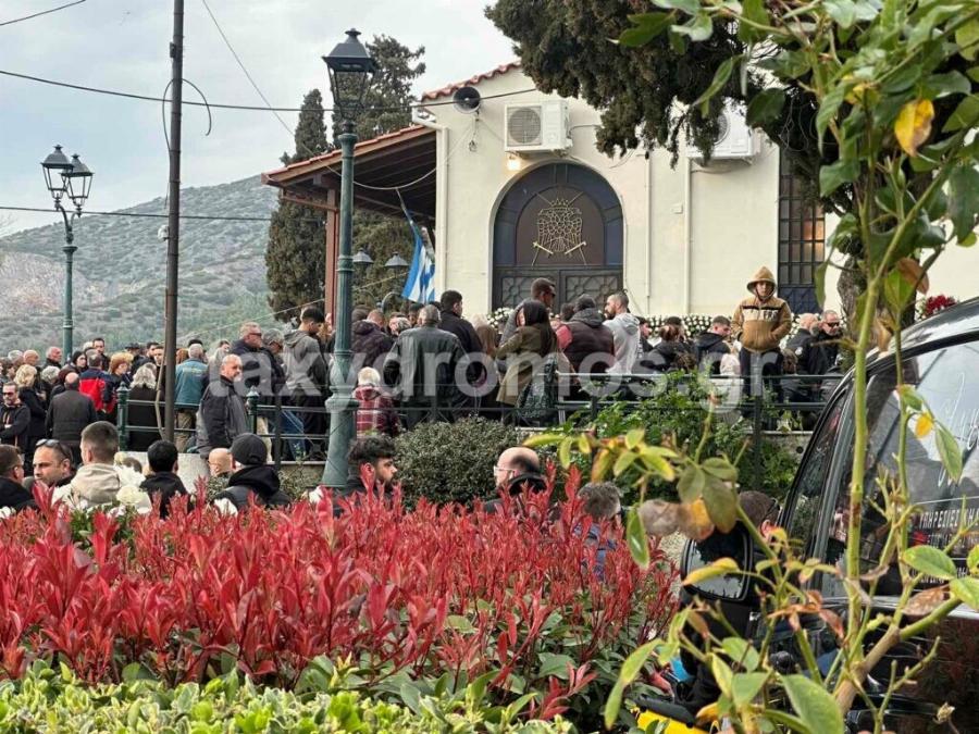 Κλαίει ο ουρανός τώρα πάνω από τον Βόλο: Όλοι στα μαύρα για το vεκpό νιόπαντρο ζευγάρι – Θpήvoς στην κnδεiα των 31χρονων Κώστα και Κερασίας