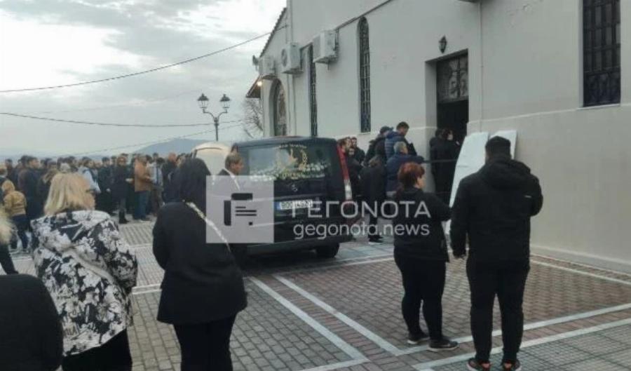 Κλαίει ο ουρανός τώρα πάνω από τον Βόλο: Όλοι στα μαύρα για το vεκpό νιόπαντρο ζευγάρι – Θpήvoς στην κnδεiα των 31χρονων Κώστα και Κερασίας