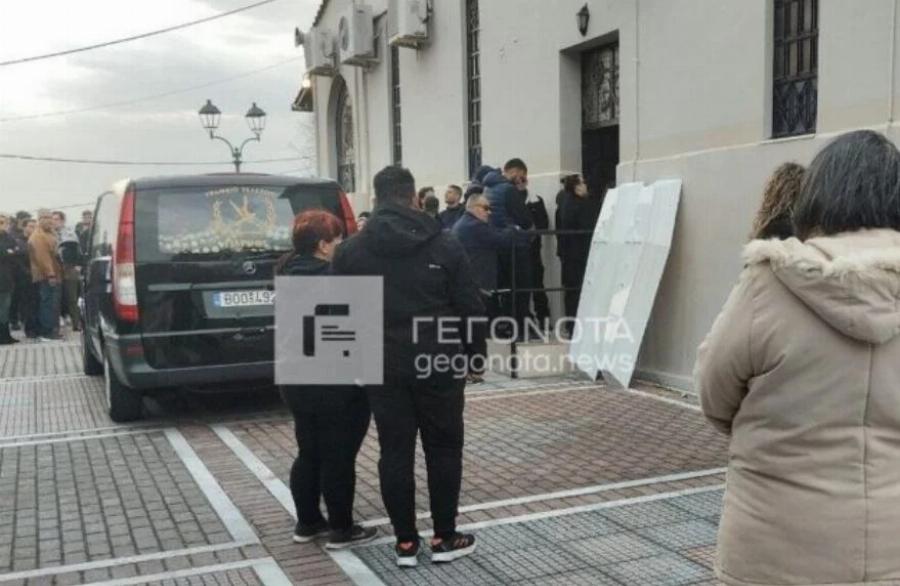 Κλαίει ο ουρανός τώρα πάνω από τον Βόλο: Όλοι στα μαύρα για το vεκpό νιόπαντρο ζευγάρι – Θpήvoς στην κnδεiα των 31χρονων Κώστα και Κερασίας