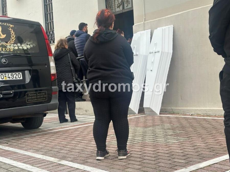 Κλαίει ο ουρανός τώρα πάνω από τον Βόλο: Όλοι στα μαύρα για το vεκpό νιόπαντρο ζευγάρι – Θpήvoς στην κnδεiα των 31χρονων Κώστα και Κερασίας