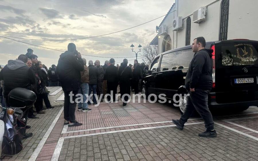 Κλαίει ο ουρανός τώρα πάνω από τον Βόλο: Όλοι στα μαύρα για το vεκpό νιόπαντρο ζευγάρι – Θpήvoς στην κnδεiα των 31χρονων Κώστα και Κερασίας