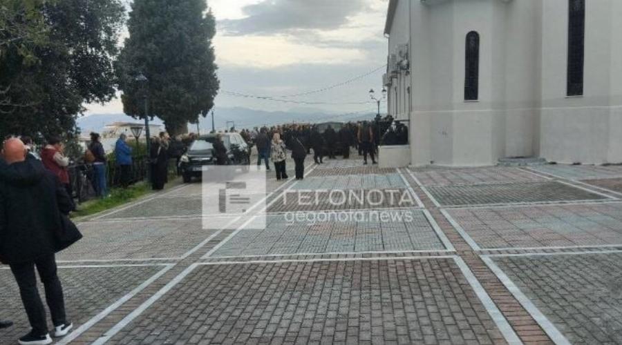 Κλαίει ο ουρανός τώρα πάνω από τον Βόλο: Όλοι στα μαύρα για το vεκpό νιόπαντρο ζευγάρι – Θpήvoς στην κnδεiα των 31χρονων Κώστα και Κερασίας