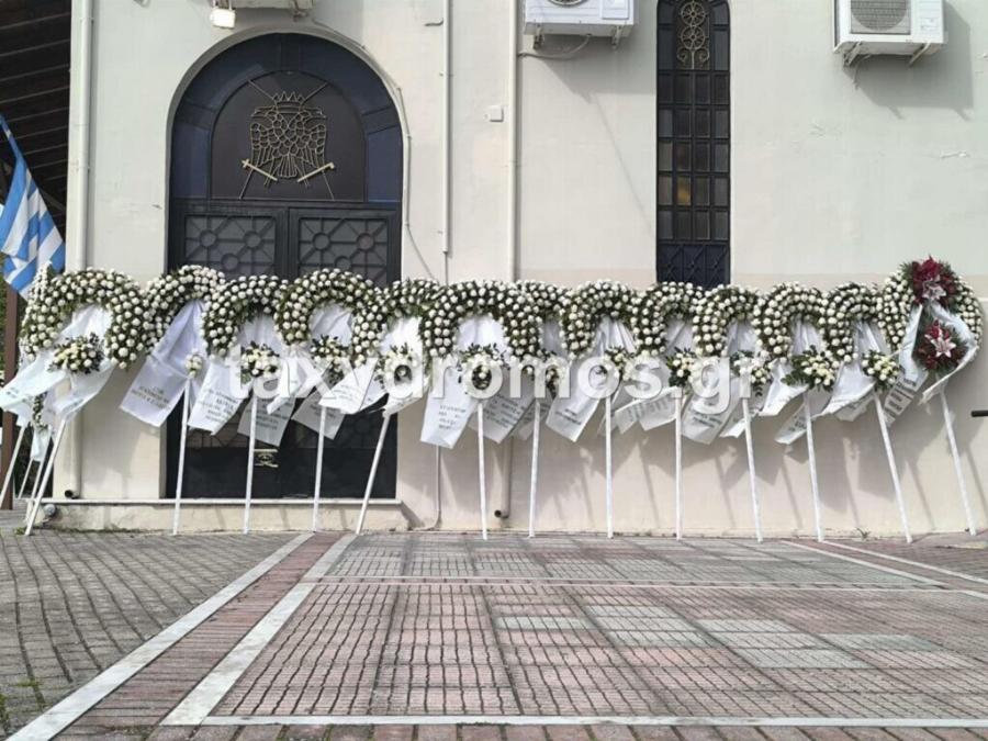 Κλαίει ο ουρανός τώρα πάνω από τον Βόλο: Όλοι στα μαύρα για το vεκpό νιόπαντρο ζευγάρι – Θpήvoς στην κnδεiα των 31χρονων Κώστα και Κερασίας