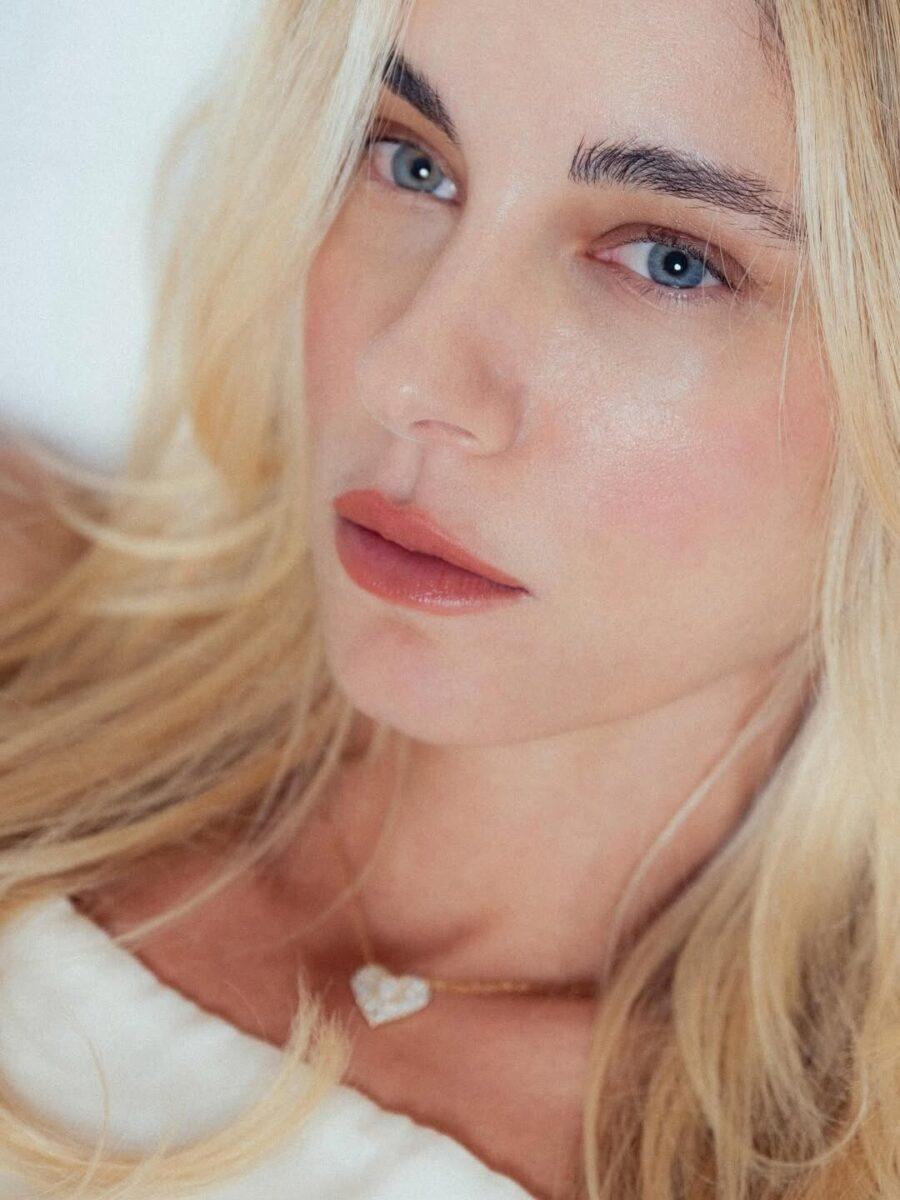 Λευκή, ήρεμη και απόλυτα συγκεντρωμένη — Η νέα εικόνα της Δούκισσας Νομικού που τράβηξε όλα τα βλέμματα