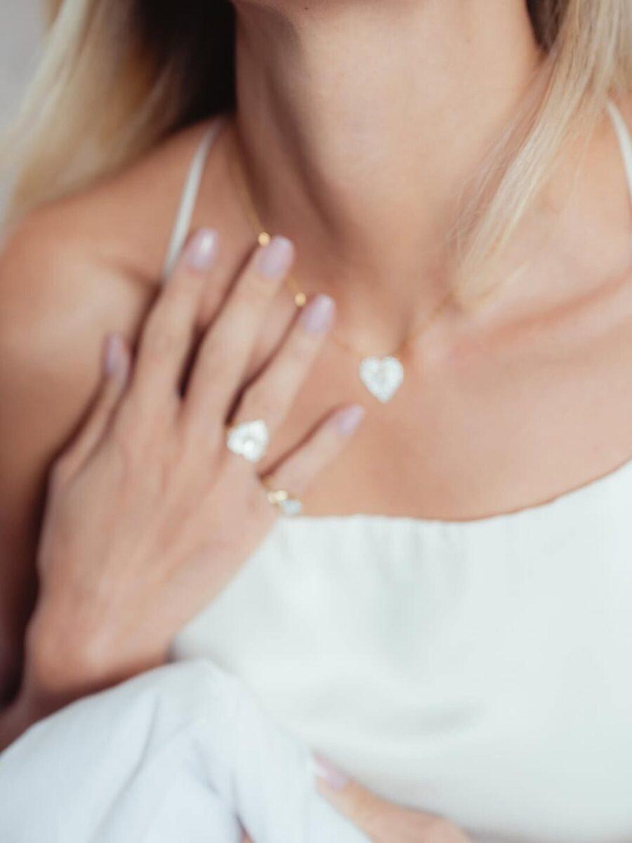 Λευκή, ήρεμη και απόλυτα συγκεντρωμένη — Η νέα εικόνα της Δούκισσας Νομικού που τράβηξε όλα τα βλέμματα