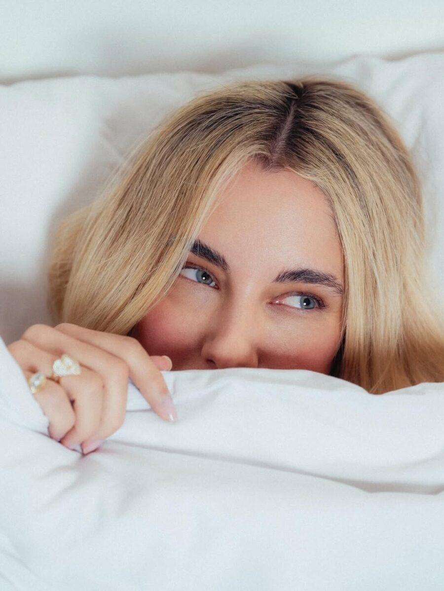 Λευκή, ήρεμη και απόλυτα συγκεντρωμένη — Η νέα εικόνα της Δούκισσας Νομικού που τράβηξε όλα τα βλέμματα