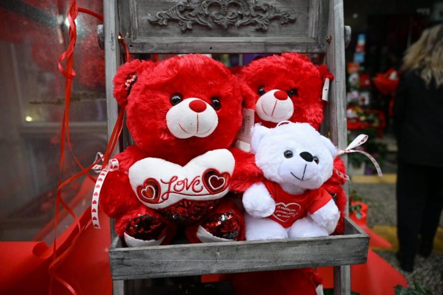 Εpωτοχτυπημένος Έλληνας αγόρασε 3.000 τριαντάφυλλα για την ερωμένη του και… ένα για τη γυναίκα του – Η τούρτα με το κέρατο και ο 7χρονος Καζανόβας