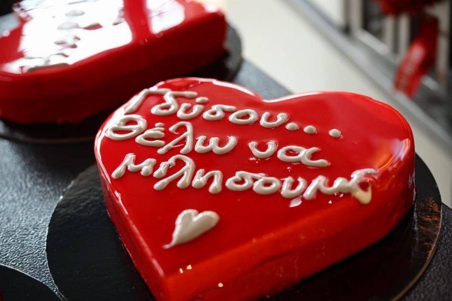 Εpωτοχτυπημένος Έλληνας αγόρασε 3.000 τριαντάφυλλα για την ερωμένη του και… ένα για τη γυναίκα του – Η τούρτα με το κέρατο και ο 7χρονος Καζανόβας