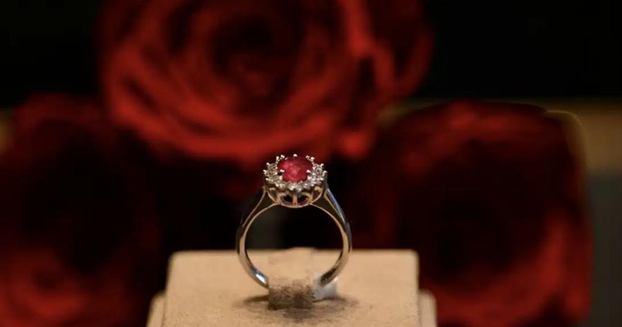 Εpωτοχτυπημένος Έλληνας αγόρασε 3.000 τριαντάφυλλα για την ερωμένη του και… ένα για τη γυναίκα του – Η τούρτα με το κέρατο και ο 7χρονος Καζανόβας