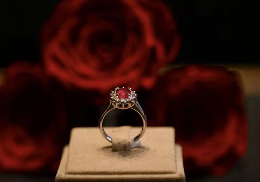 Εpωτοχτυπημένος Έλληνας αγόρασε 3.000 τριαντάφυλλα για την ερωμένη του και… ένα για τη γυναίκα του – Η τούρτα με το κέρατο και ο 7χρονος Καζανόβας