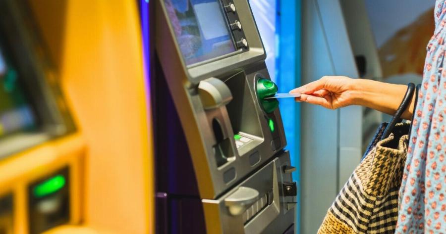 Νέα απάτη στα ΑΤΜ: Τι να προσέχετε για να μην σας αδειάσουν τους λογαριασμούς – Το λάθος που απαγορεύετε να κάνετε