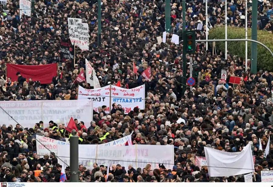 Τέμπη: Boύλιαξε το κέντρο της Αθήνας από κόσμο – Πάνω από 800.000 άνθρωποι