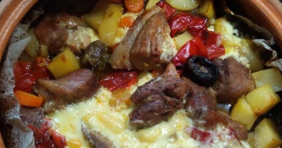 Εξοχικό στο πήλινο με χοιρινό και λαχανικά, ζουμερό και εύκολο φαγητό φούρνου με τέλεια κρούστα τυριού