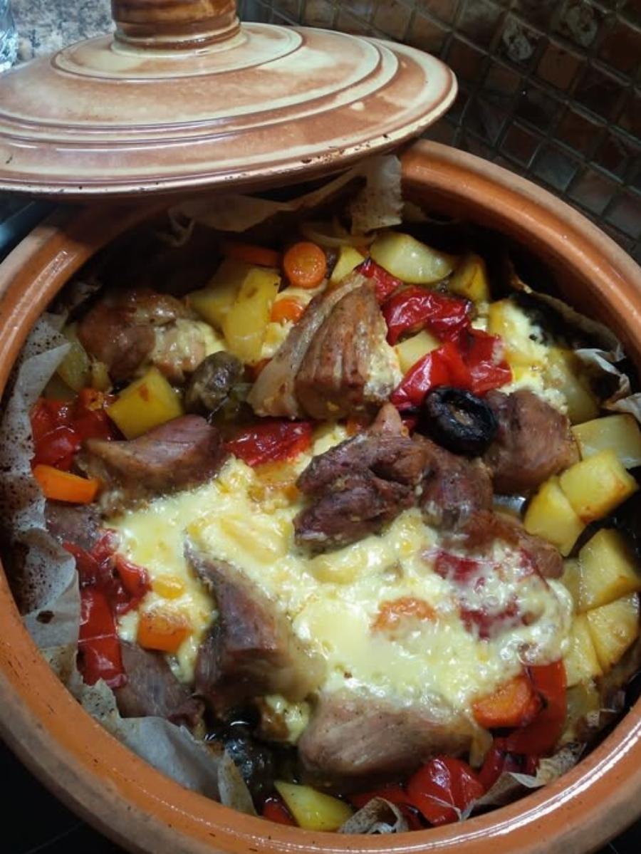 Εξοχικό στο πήλινο με χοιρινό και λαχανικά, ζουμερό και εύκολο φαγητό φούρνου με τέλεια κρούστα τυριού