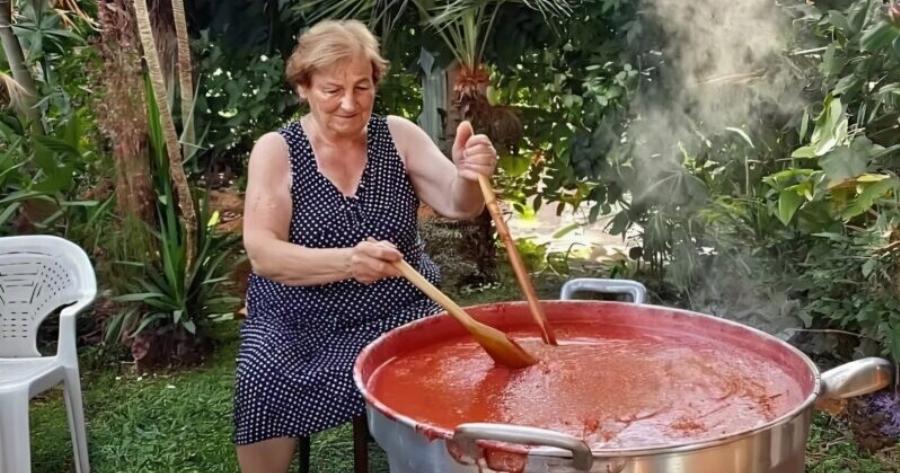 Η θεία μου αρνείται να σταματήσει να φτιάχνει τη σάλτσα της, ακόμα και μετά την άφιξη της αστυνομίας