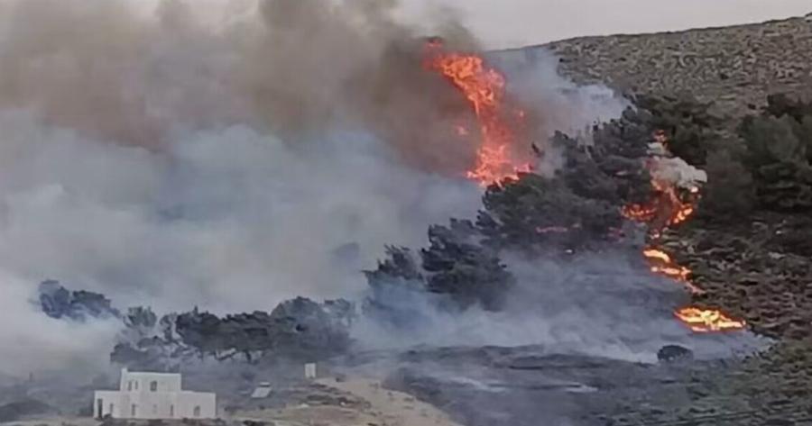 Μεγάλη φωτιά στην Πάρο – Απομακρύνονται οι κάτοικοι