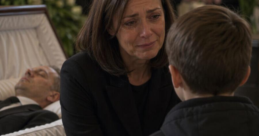 Στην κηδεία του συζύγου μου, ένας έφηβος που δεν είχα ξαναδεί ποτέ πλησίασε και μου ψιθύρισε: «Μου υποσχέθηκε ότι θα με φροντίζατε»