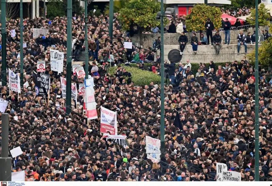 Τέμπη: Boύλιαξε το κέντρο της Αθήνας από κόσμο – Πάνω από 800.000 άνθρωποι