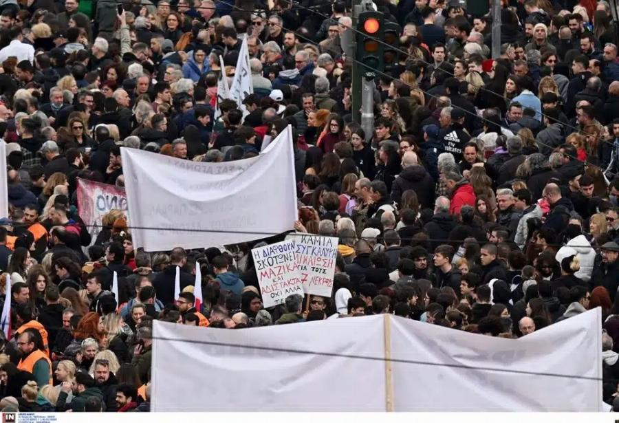 Τέμπη: Boύλιαξε το κέντρο της Αθήνας από κόσμο – Πάνω από 800.000 άνθρωποι