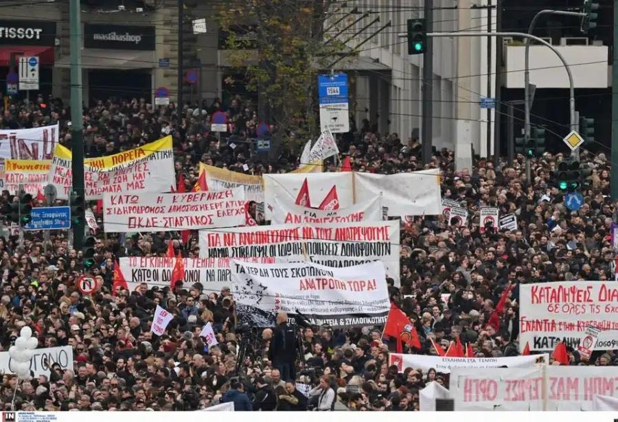 Τέμπη: Boύλιαξε το κέντρο της Αθήνας από κόσμο – Πάνω από 800.000 άνθρωποι