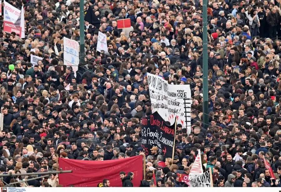 Τέμπη: Boύλιαξε το κέντρο της Αθήνας από κόσμο – Πάνω από 800.000 άνθρωποι