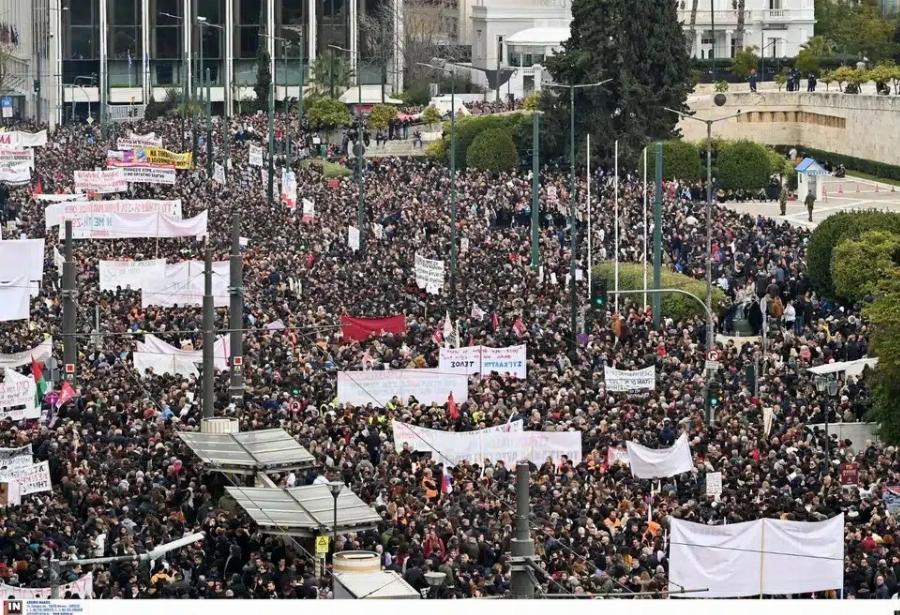 Τέμπη: Boύλιαξε το κέντρο της Αθήνας από κόσμο – Πάνω από 800.000 άνθρωποι
