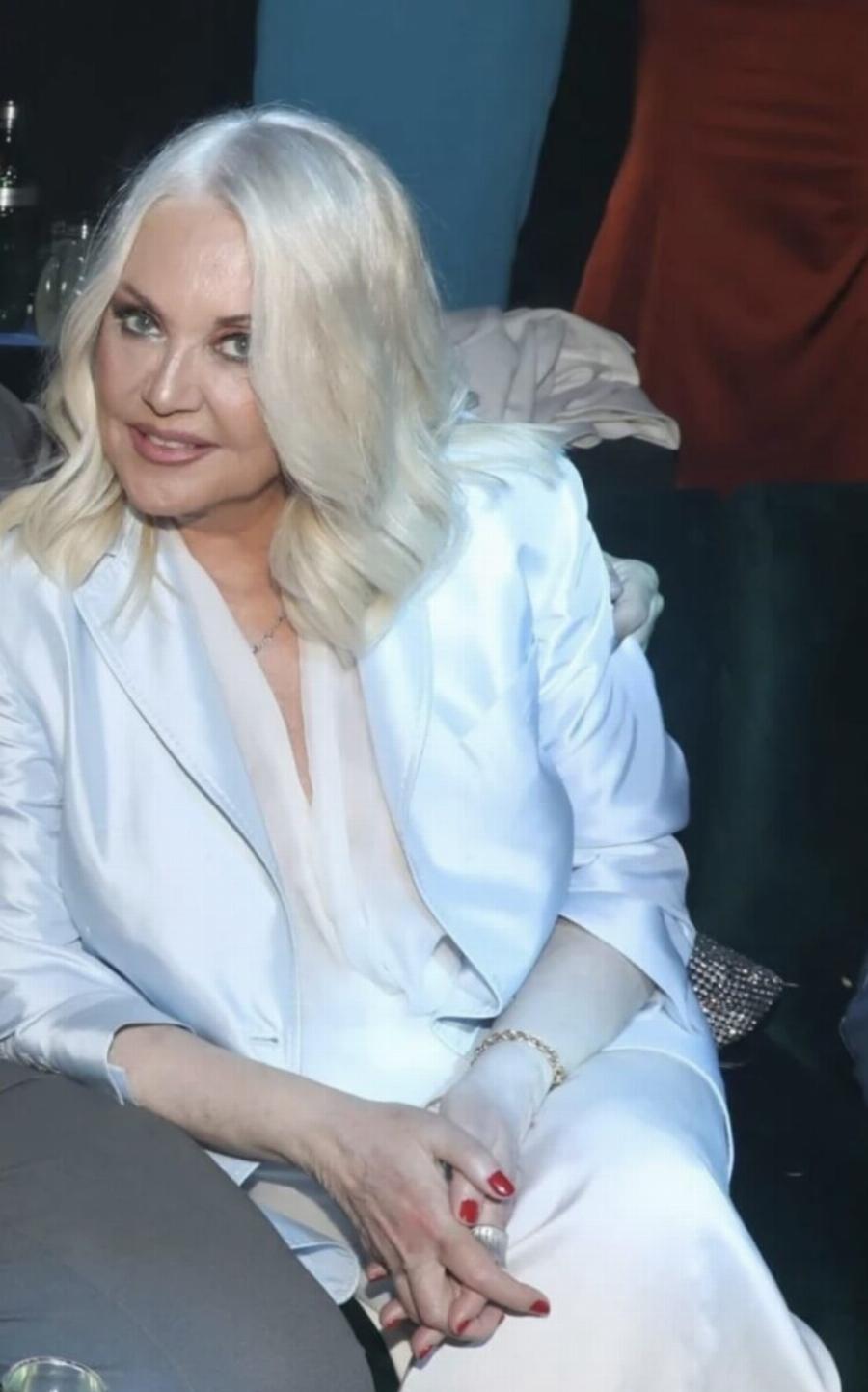 «Έκλεψε» τα φλας στα 67 της: Η Ρούλα Κορομηλά εμφανίστηκε με νέο λουκ και έγινε θέμα συζήτησης