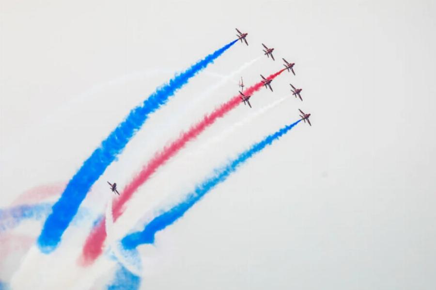 Δείτε τι έκαναν τα μαχητικά που πετούσαν στον ουρανό του Πειραιά