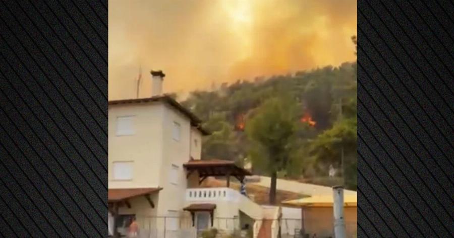 Μεγάλη φωτιά καίει πευκοδάσος στη Βουρβουρού Χαλκιδικής – Μήνυμα του 112 στους κατοίκους να απομακρυνθούν