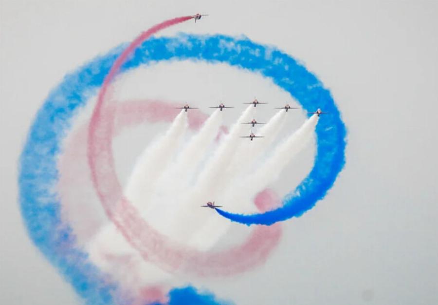 Δείτε τι έκαναν τα μαχητικά που πετούσαν στον ουρανό του Πειραιά