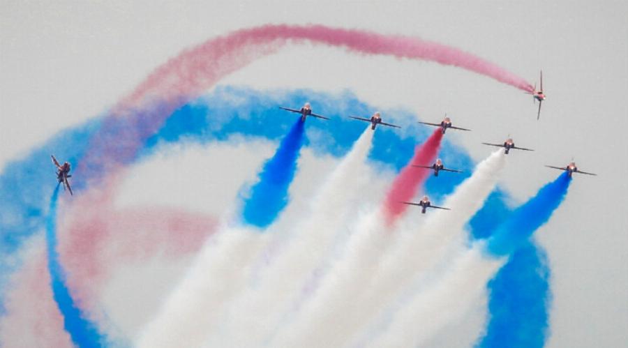 Δείτε τι έκαναν τα μαχητικά που πετούσαν στον ουρανό του Πειραιά