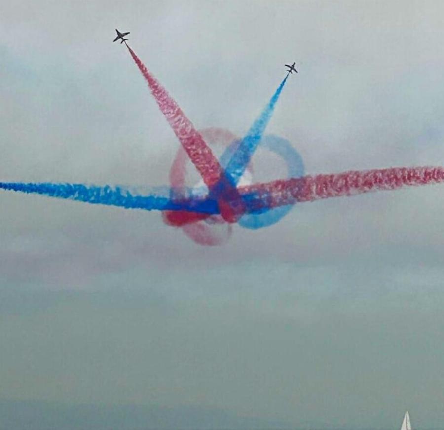 Δείτε τι έκαναν τα μαχητικά που πετούσαν στον ουρανό του Πειραιά