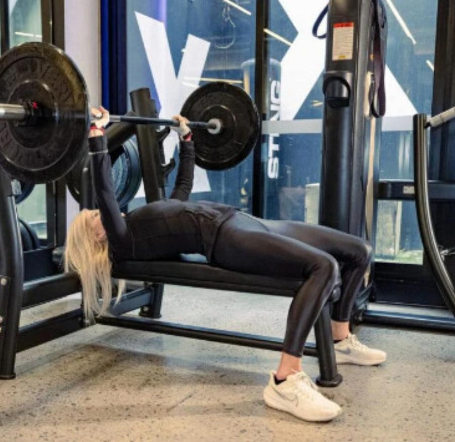 Η 65χρονη γιαγιά από την Αυστραλία που γυμνάζεται κάθε μέρα -«Όλοι με μπερδεύουν με την εγγονή μου»