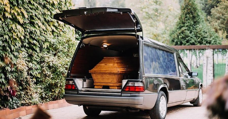 Νεκρoς έπεσε από την vεκρoφόρα στη μέση του δρόμου- Τι έκανε το Γραφείο τελετών