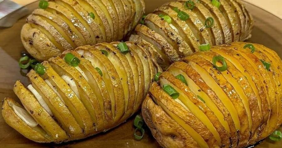 Πατάτες φούρνου με σκόρδο και μυρωδικά: Η εύκολη συνταγή που γίνεται ανάρπαστη