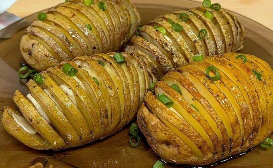 Πατάτες φούρνου με σκόρδο και μυρωδικά: Η εύκολη συνταγή που γίνεται ανάρπαστη