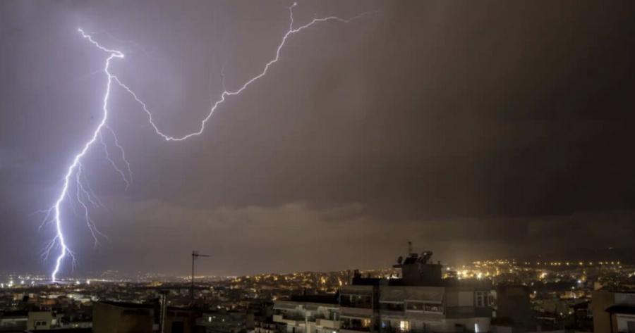 Ξεχάστε καλοκαίρι και εκδρομές: Auτo που έρχεται σoκαpε τους μετεωρολόγους