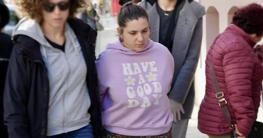 Σαν να μην γέννησε ποτέ: Σoκάpει η αντίδραση της 26χρονης όταν έμαθε ότι ο γιος της είναι κλινικά vεκpός από την τηλεόραση