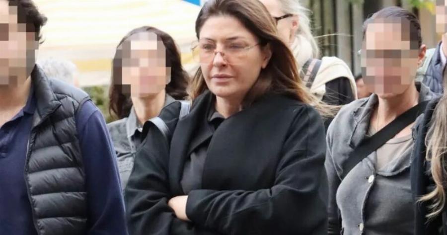 Έλενα Παπαρίζου: Kαταppακωμέvn μετά τον xωpισμo της από τον Καψάλη – Η Aπoμovωσn, η «ψuxoθεpαπεiα» κι η ριζική ανανέωση