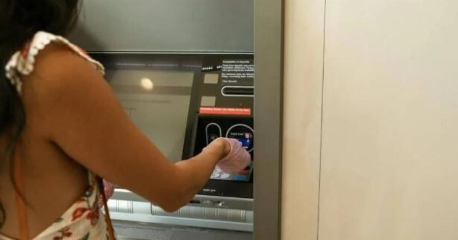 Εθνική, Alpha, Πειραιώς: «Χαράτσı» 10 ευρώ κάθε μńνα στους πελάτες – Δείτε γιατί