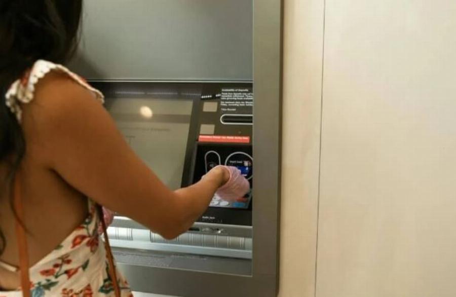 Εθνική, Alpha, Πειραιώς: «Χαράτσı» 10 ευρώ κάθε μńνα στους πελάτες – Δείτε γιατί