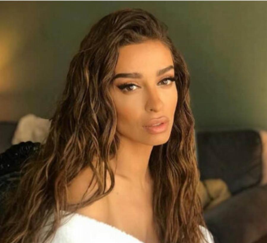 Ίσως η ωραιότερη 40άρα της Ελλάδας: Η Ελένη Φουρέιρα με μικροσκοπικό μπικίνι και οι κοιλιακοί της που «κόβουν» την ανάσα