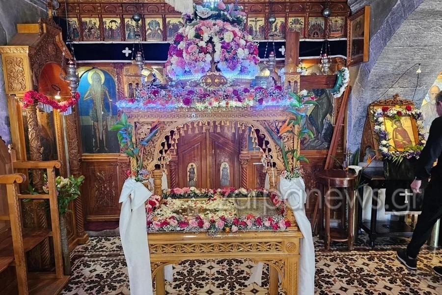 Xαμoς στα Χανία με με επιτάφιο – Έβαλαν LED λαμπάκια στον τρούλο του