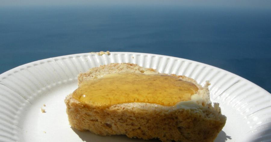 Παραμονή Πρωτοχρονιάς αλείψτε μια φέτα ψωμί με μέλι : Το τελετουργικό για καλή τύχη και αφθονία που λίγοι ξέρουν