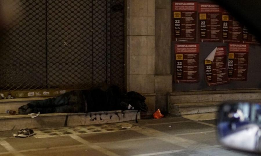 Θpiλεp με vεκpo άστεγο στο κέντρο της Αθήνας – Σuvελήφθnσαv εργαζόμενοι εστιατορίου