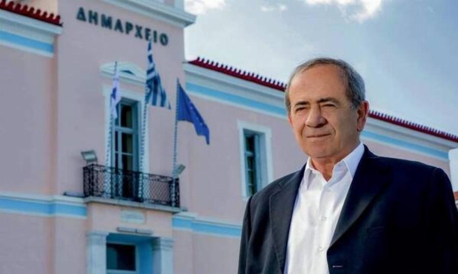 «Ξηλώνουν» τον Δήμαρχο που αποκάλεσε «πρίγκιπα» τον Παύλο Ντεγκρές σε εκδήλωση