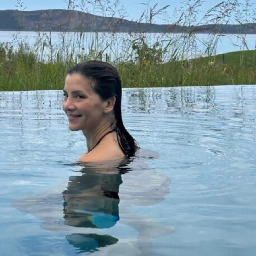 Ίσως η ομορφότερη 50άρα της Ελλάδας αυτή τη στιγμή: Με μαγιό, χωρίς ρετούς, είναι… όνειρο