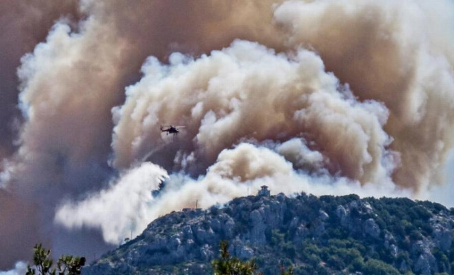 Ανεξέλεγκτη η φωτιά στην Πάρνηθα: Πότε θα πέσουν οι άνεμοι